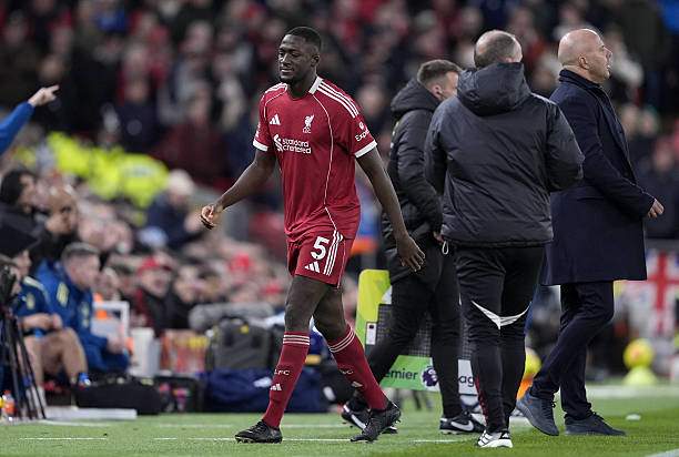 Chưa nói đến sự mơ hồ tương lai, lúc này Konate đang bộc lộ mọi vệt đen trong chuyên môn