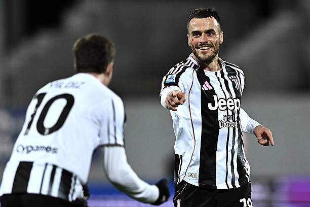 Kostic sút xa đẹp mắt đưa Juventus dẫn bàn ở cuối hiệp 1