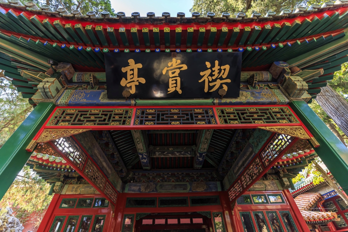 Tây Thượng Các tọa lạc ở phía tây của sân thứ nhất, có họa tiết tre thống nhất trong toàn bộ thiết kế.