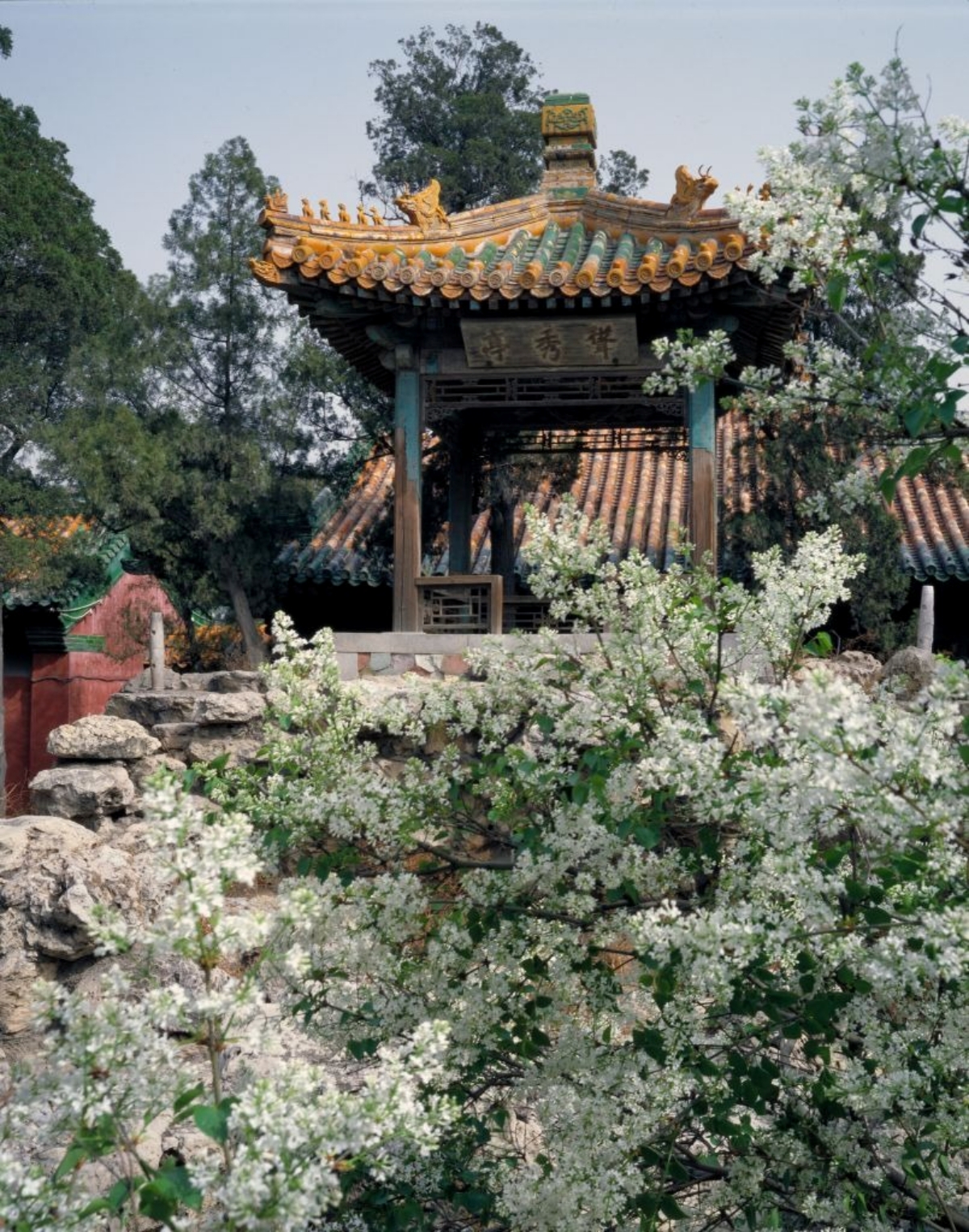 Đình Tùng Tú ở sân thứ ba có tầm nhìn toàn cảnh ra khu vườn và xa hơn nữa.