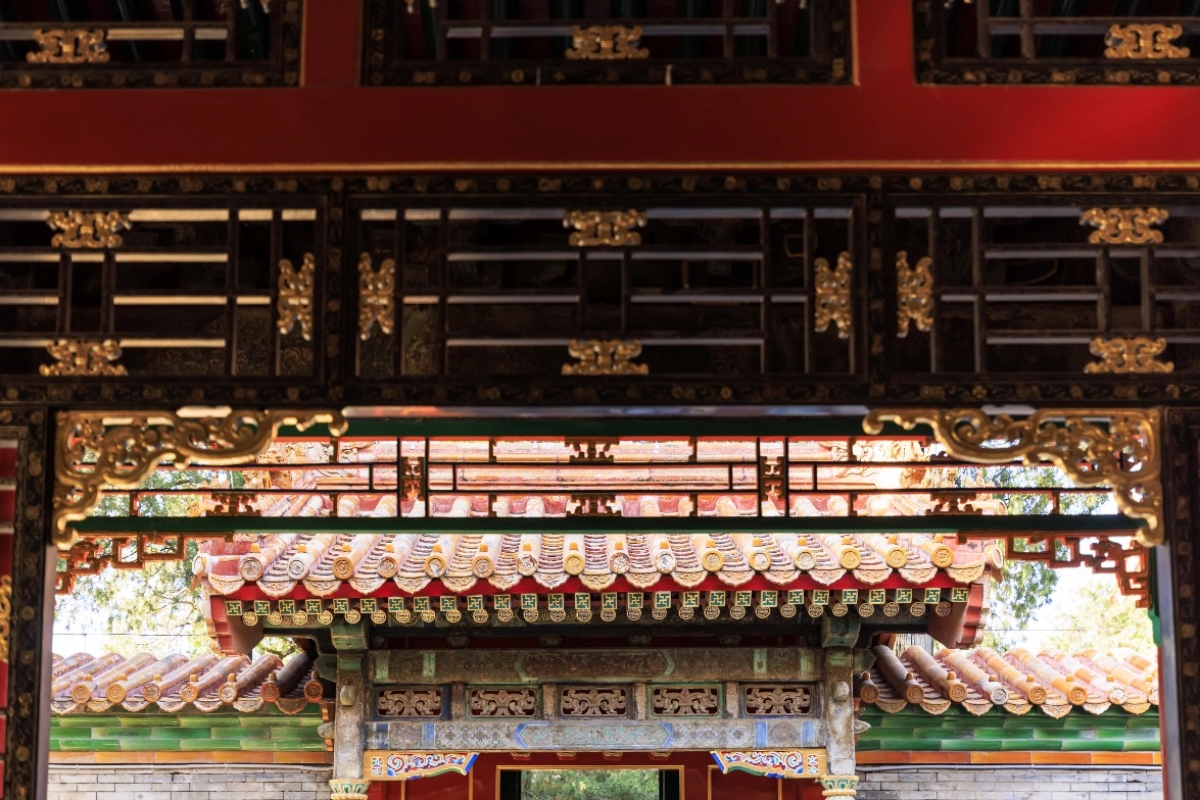 Mái nhà đầy màu sắc của khu vườn, với những thanh xà có viền vàng theo phong cách Tô Châu, phản ánh niềm yêu thích của Vua Càn Long đối với nghệ thuật Giang Nam. 