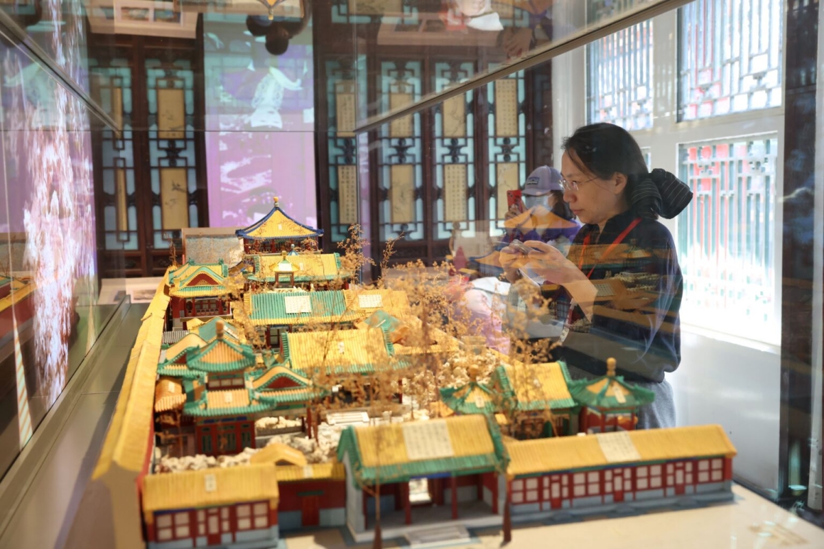 Mô hình kiến trúc trong vườn, được tái tạo bằng kỹ thuật và vật liệu phù hợp với thời kỳ đó. 