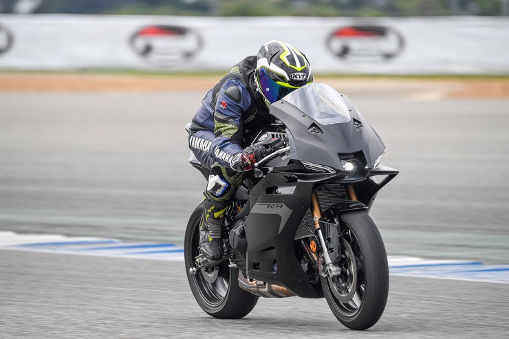 Yamaha R9 2025: Tân binh supersport 3 xy-lanh, cân bằng giữa đường phố và đường đua - 2
