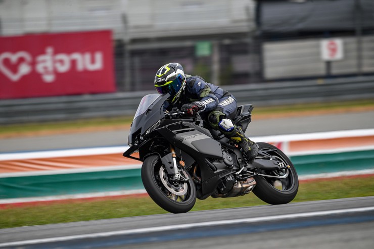 Yamaha R9 2025: Tân binh supersport 3 xy-lanh, cân bằng giữa đường phố và đường đua - 3