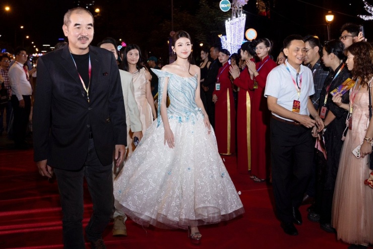 Mới đây, tại lễ Khai mạc Liên hoan Phim Việt Nam lần thứ XXIV, ca sĩ LAMOON trở thành tâm điểm chú ý khi xuất hiện trên thảm đỏ với vẻ ngoài được ví như “thần tiên tỷ tỷ”.