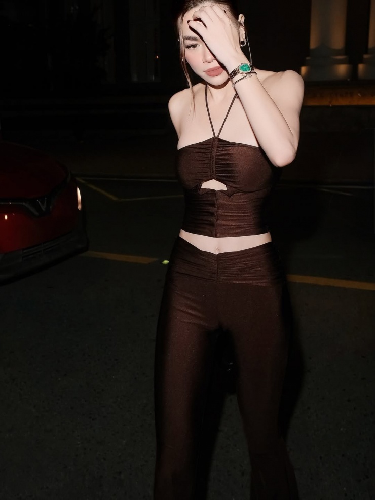 Gần đây, hình ảnh của Hồ Ngọc Hà khi xuất hiện tại một sự kiện nhanh chóng trở thành tâm điểm chú ý khi cô lựa chọn một thiết kế ôm sát táo bạo, khoe trọn đường cong và phong thái cuốn hút.