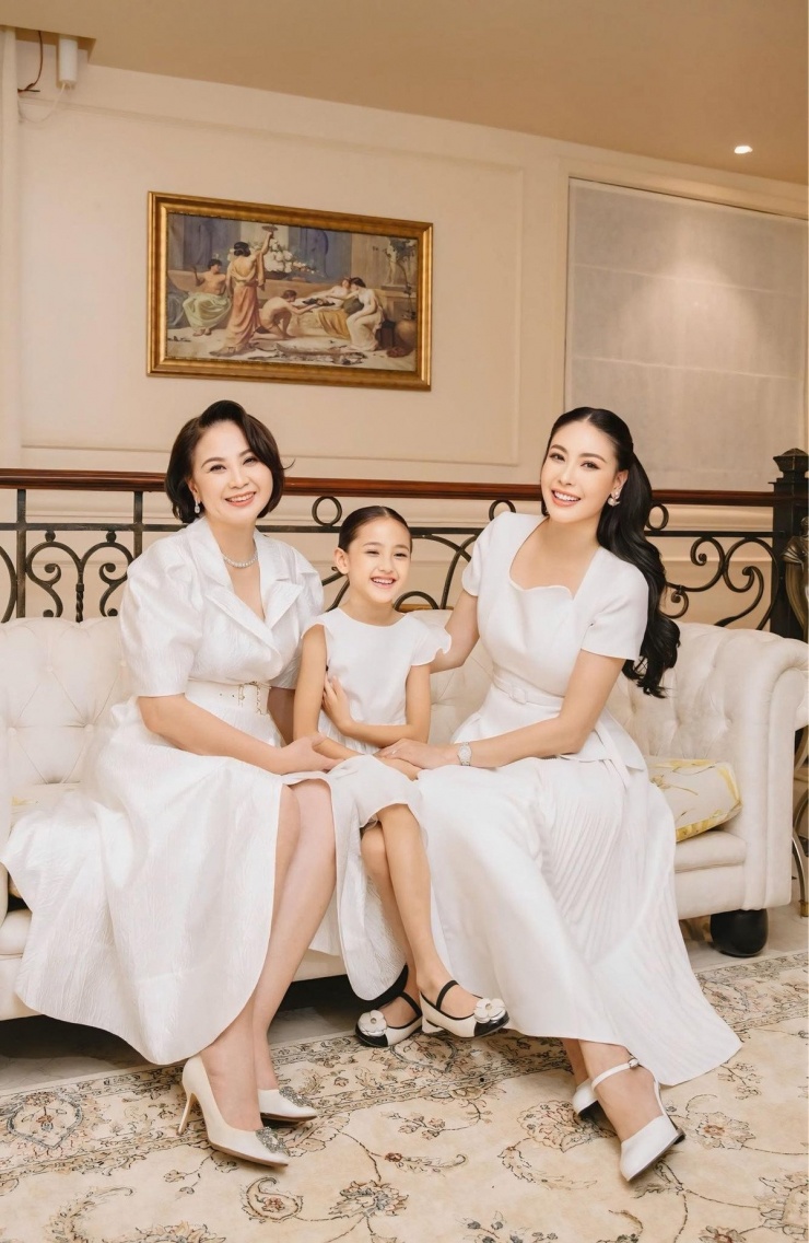 Trong bài đăng mừng sinh nhật, Hoa hậu Hà Kiều Anh khoe hình ảnh mẹ ruột – bà Vương Kiều Oanh. Ngay lập tức, nhan sắc của bà ở tuổi U80 khiến cộng đồng mạng không khỏi trầm trồ.