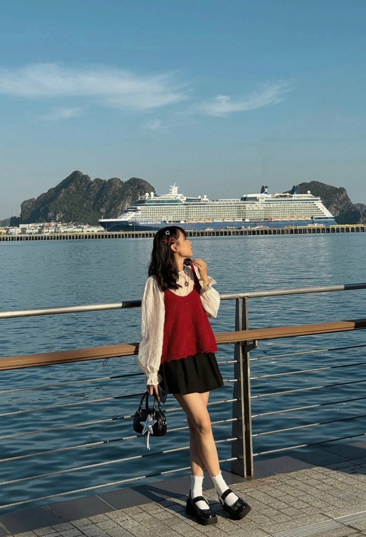 Nhiều bạn trẻ tranh thủ các địa điểm quanh bến cảng, phố cổ và khu du lịch Bãi Cháy để ghi lại những khoảnh khắc điện ảnh, từ hoàng hôn rực rỡ, ánh sáng phản chiếu trên mặt biển đến các con phố nhỏ với biển hiệu mang phong cách retro đặc trưng. Ảnh Review Quảng Ninh