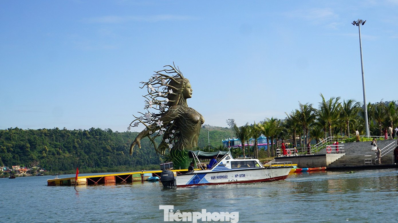 Du khách thích thú trải nghiệm rừng ngập mặn ở Đồ Sơn - 2