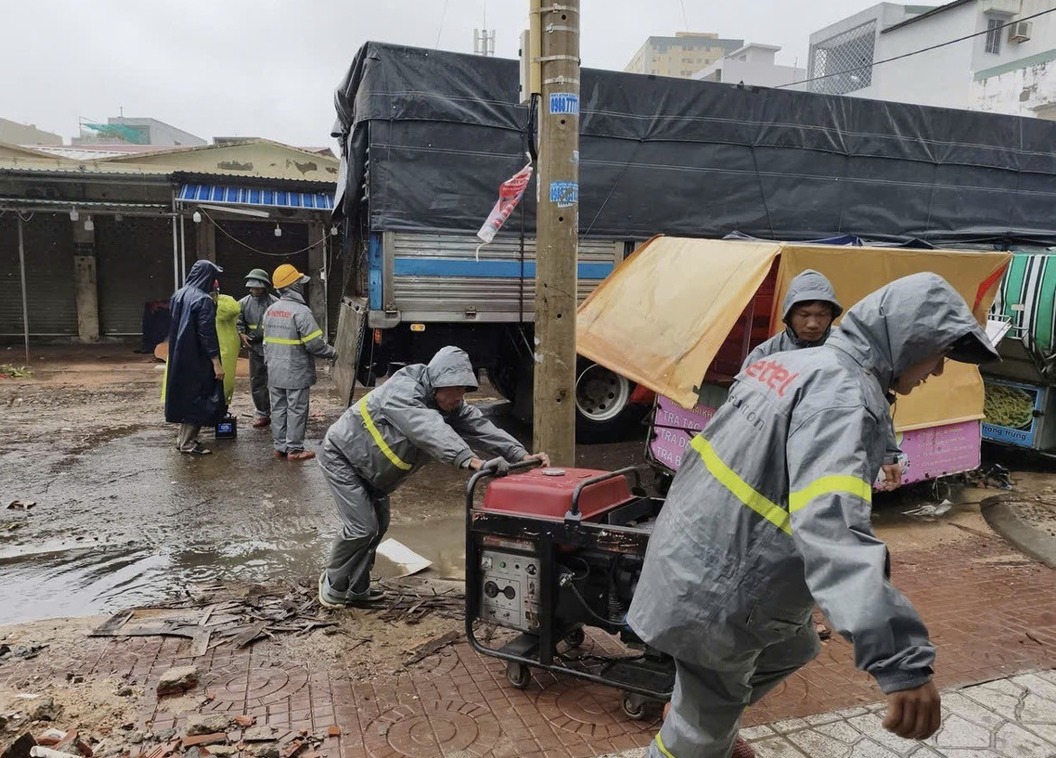 Nhân viên kỹ thuật của các nhà mạng đang ứng cứu thông tin trong vùng bão lũ.