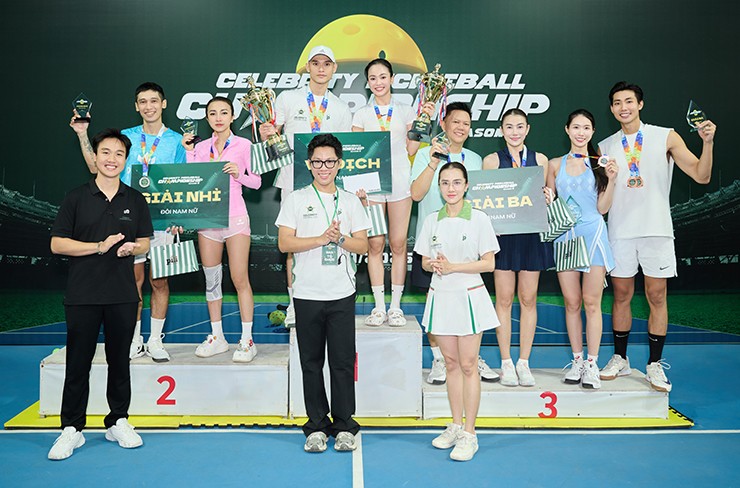 Hoa khôi tài năng làng pickleball Đặng Yến lập cú đúp danh hiệu khi giành chức vô địch nội dung đôi nam nữ (cùng với người mẫu Rin AT) và giành hạng 3 đôi nữ (cùng hoa hậu Bùi Quỳnh Hoa).