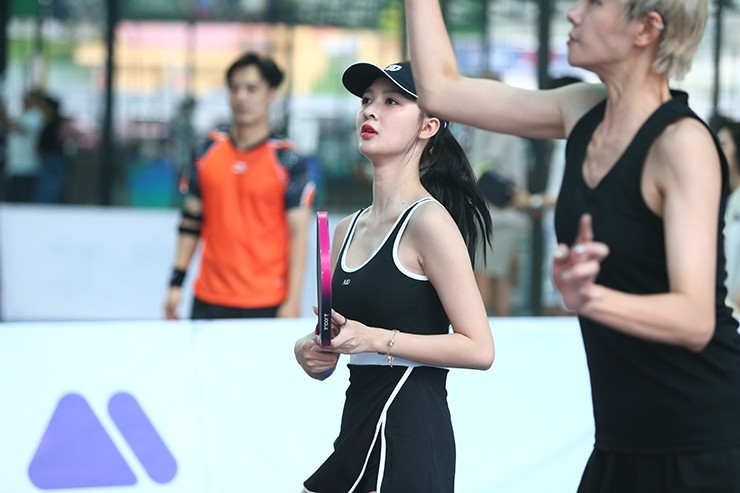 “Hiện tại, tôi dành khoảng 6 buổi trong tuần để chơi pickleball. Tuy nhiên, tôi hơi thất vọng vì khi ra thi đấu, bản thân chơi đánh tốt như trong lúc tập luyện hay đánh giao lưu do tâm lý có phần căng cứng. Tôi sẽ cố gắng cải thiện điều này để tiến sâu hơn ở các giải đấu sau”, Cẩm Ly chia sẻ.