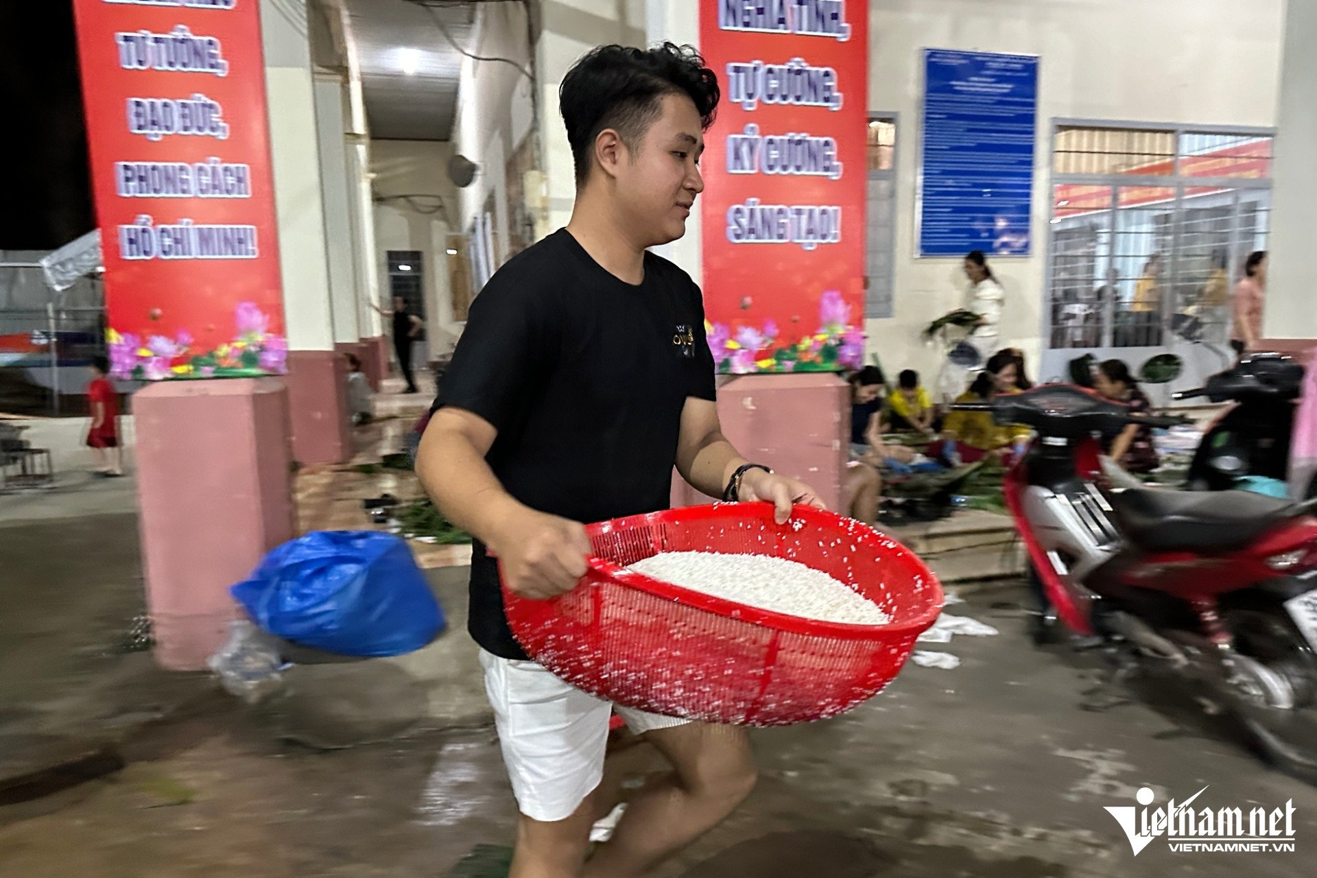 Hàng trăm người Đồng Nai xa lạ tụ lại xuyên đêm cứu trợ đồng bào vùng lũ - 5