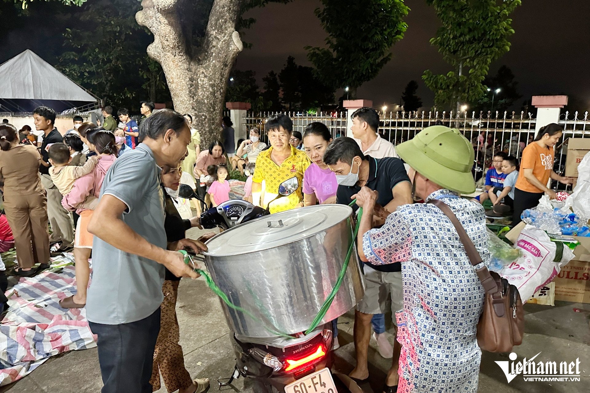 Hàng trăm người Đồng Nai xa lạ tụ lại xuyên đêm cứu trợ đồng bào vùng lũ - 6