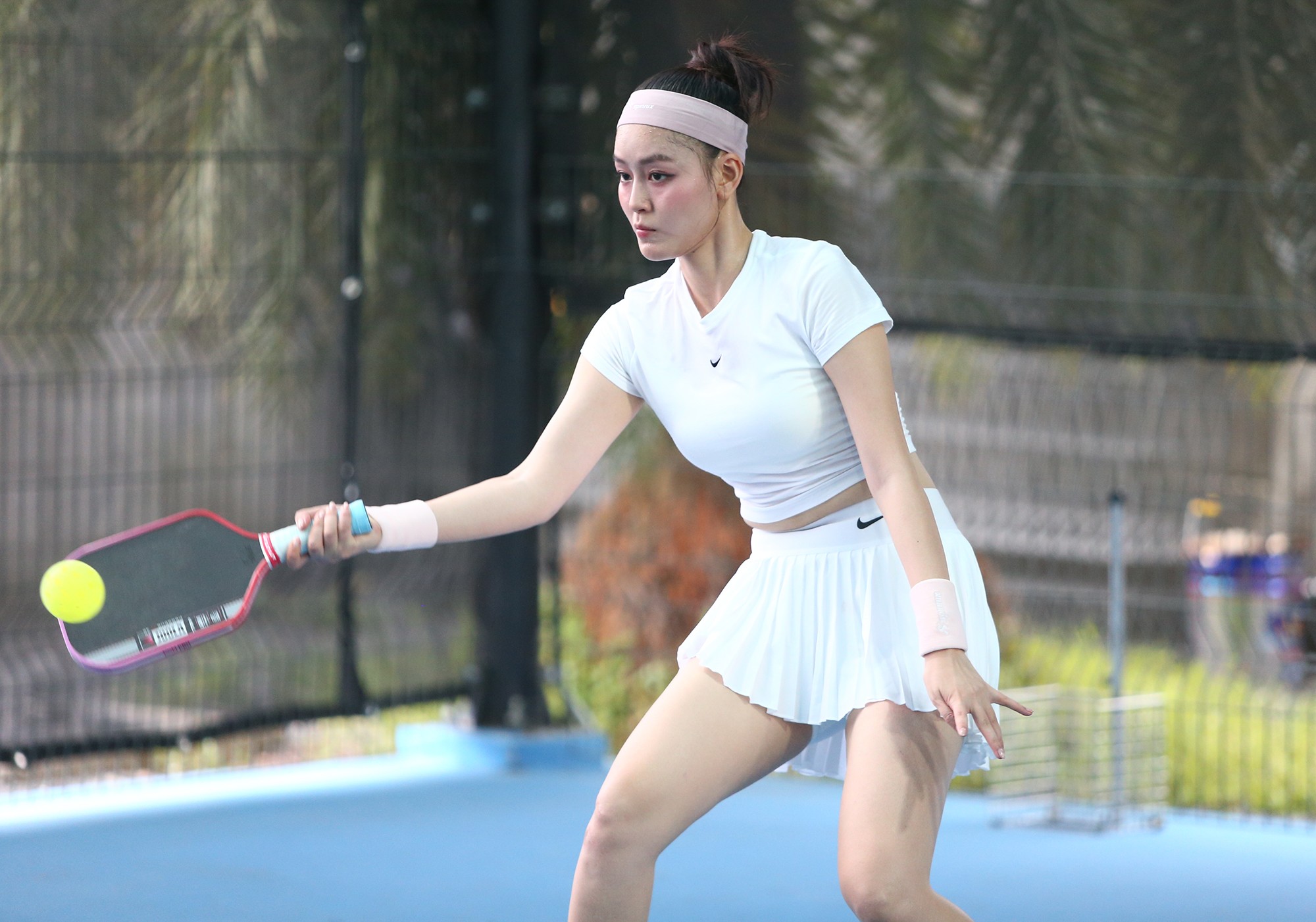 Người đẹp này tiết lộ, thời gian đầu, cô không quá hào hứng với pickleball vì thấy bộ môn này tiêu hao thể lực không nhiều bằng cầu lông. Dần dần, cô bị pickleball chinh phục với nguồn năng lượng tích cực và tính kết nối cao mà bộ môn này mang lại. Trước đó, Thanh Ngân cũng từng giành hạng nhì ở một giải pickleball phong trào. Đến nay, cô đã có khoảng 7 tháng tập luyện pickleball.