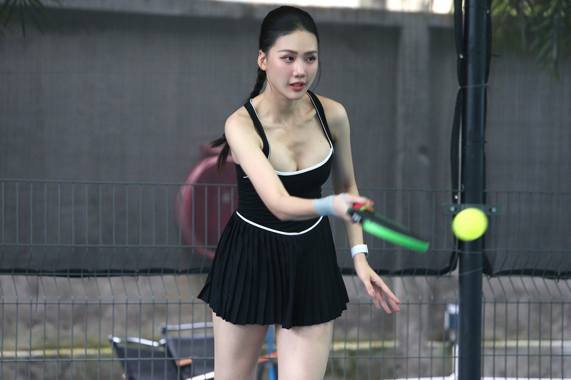 Được biết, nàng hoa hậu này đã có khoảng 4 năm tập gym. Dù cho biết pickleball rất vui và thú vị, Quỳnh Hoa lưu ý mọi người nên khởi động kỹ vì đây là môn thể thao rất dễ gây ra chấn thương.