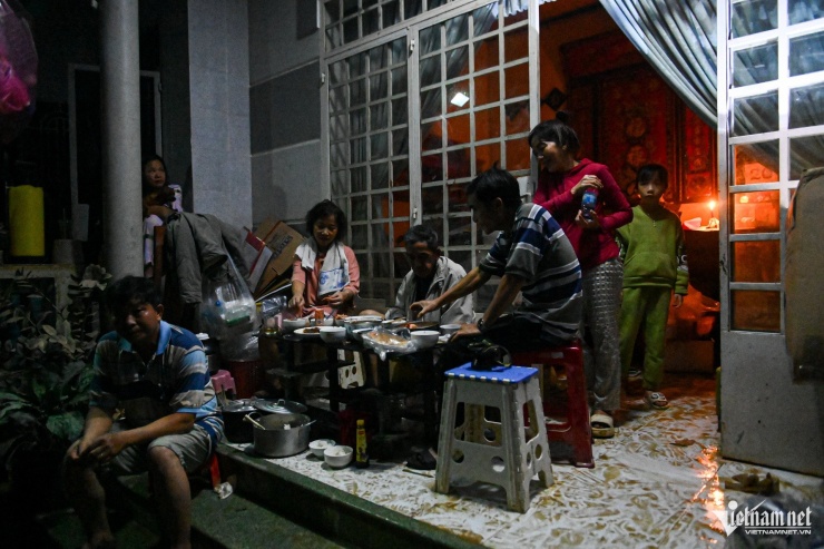 Lũ lịch sử ở Khánh Hòa: 'Tờ lịch vẫn dừng ở 20/11, ngày cả nhà không bao giờ quên' - 1