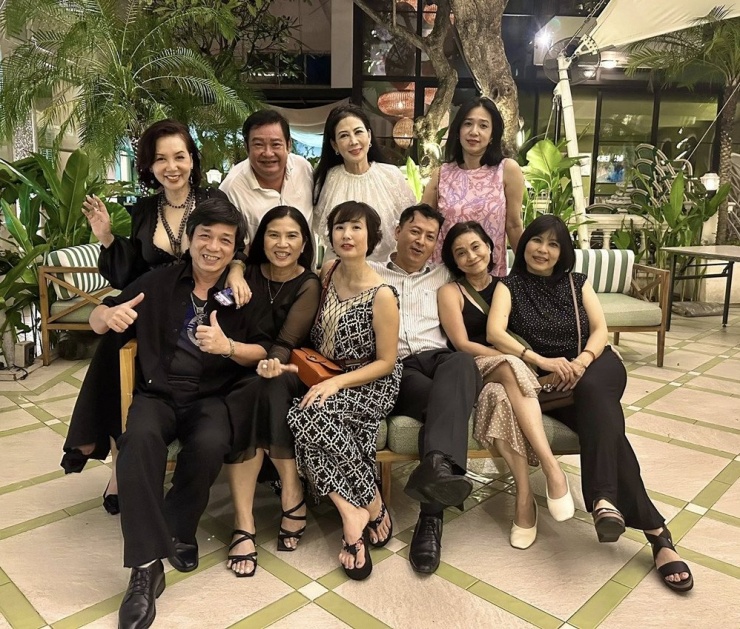 Diễn viên Diễm Hương, Mộng Vân, Thiệu Ánh Dương gặp lại các bạn học cũ.