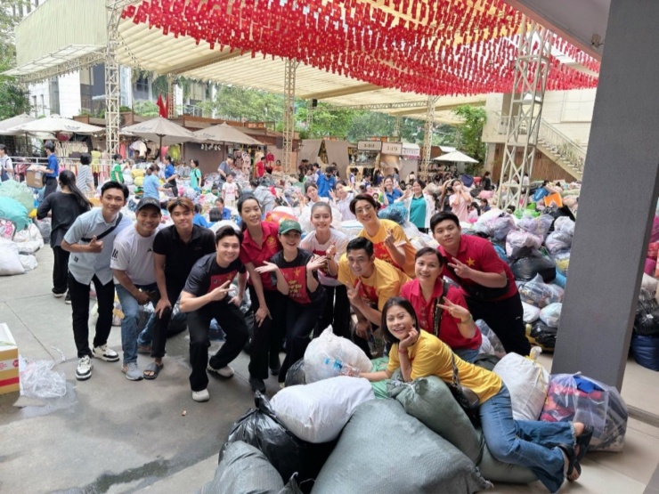 Nghệ sĩ lên đường đi cứu trợ vùng lũ - 13