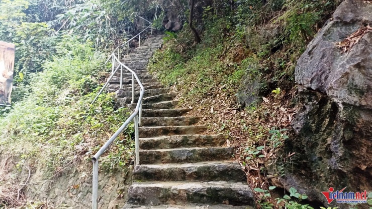 Để đến được động Vái Giời du khách phải leo 439 bậc đá quanh sườn núi
