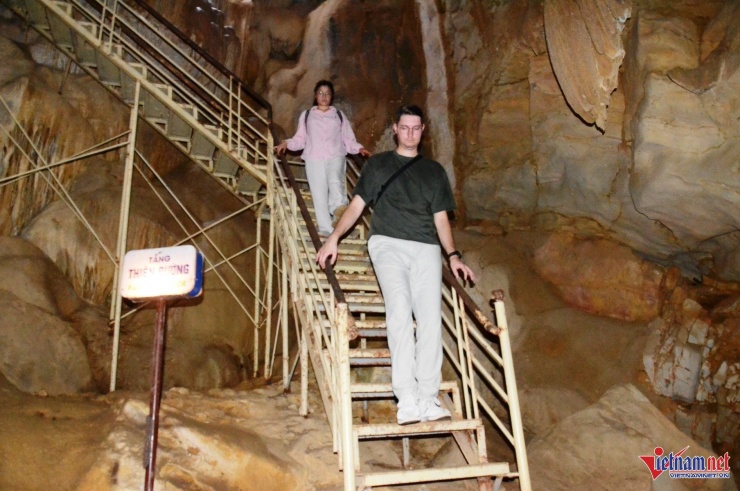 Bên trái cửa động có cầu thang bằng sắt, du khách trèo 88 bậc thang cheo leo để tới với tầng “thiên đường” 