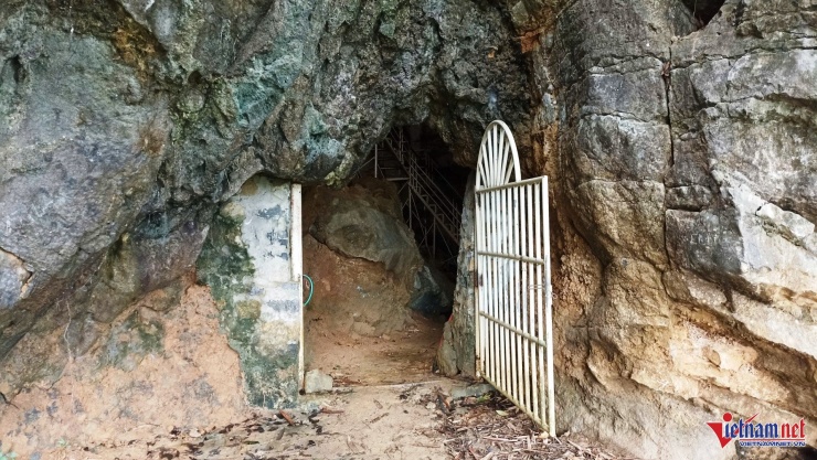 Cửa động nhỏ hẹp nằm giữa lưng chừng núi