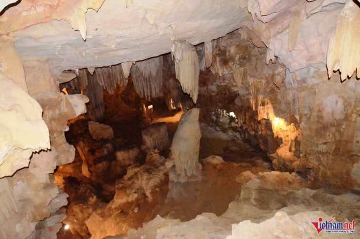 Bên trong hang động rộng khoảng 5.000m2 là nhiều khối thạch nhũ đá có từ nghìn năm trước