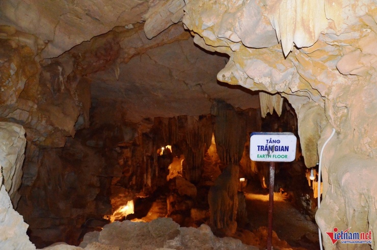 Tầng “trần gian” có những khối nhũ đá phẳng như cuộc sống bình dị giữa đời thường