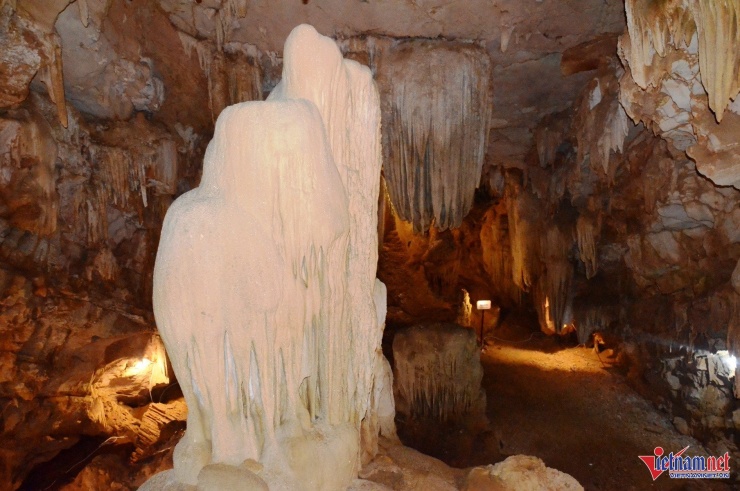 Những khối nhũ đá như hình cây, chum gạo...