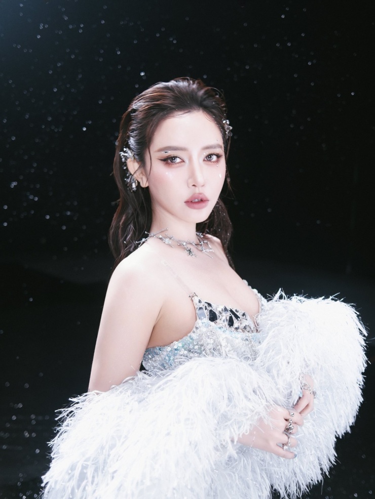 Ảnh sao 24/11: Bích Phương khoe body quyến rũ - 1