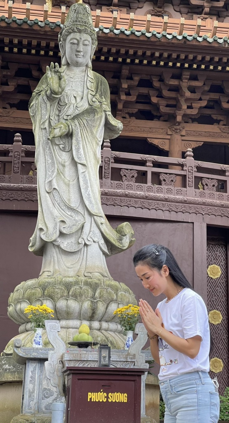 Diễn viên Quỳnh Lam cho biết những ngày qua cô thường đến chùa, cầu nguyện mong bà con vùng lũ sớm vượt qua thiên tai.