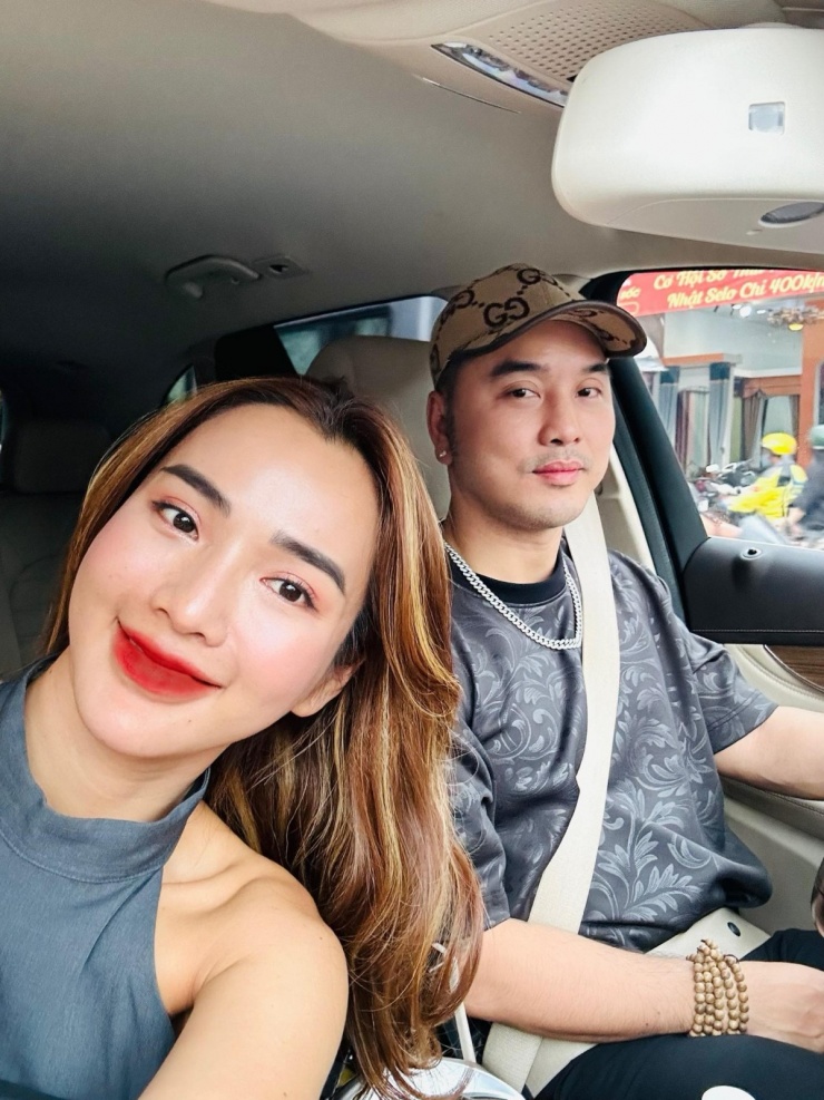 Vợ chồng Ưng Hoàng Phúc có thói quen 'trốn con' hẹn hò mỗi buổi chiều để hâm nóng tình cảm.