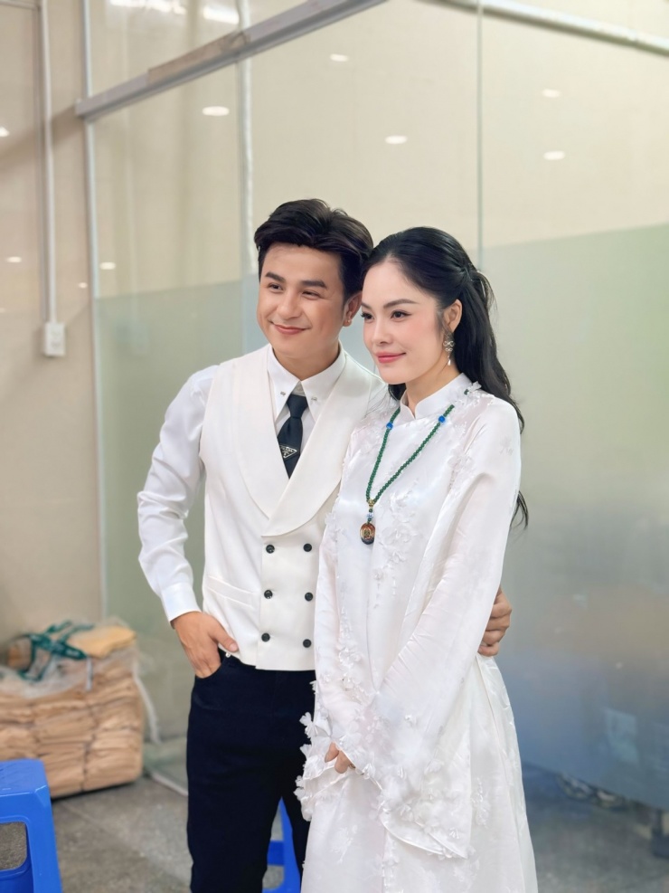 Diễn viên Dương Cẩm Lynh quay trở lại công việc sau thời gian lo hậu sự cho bố.