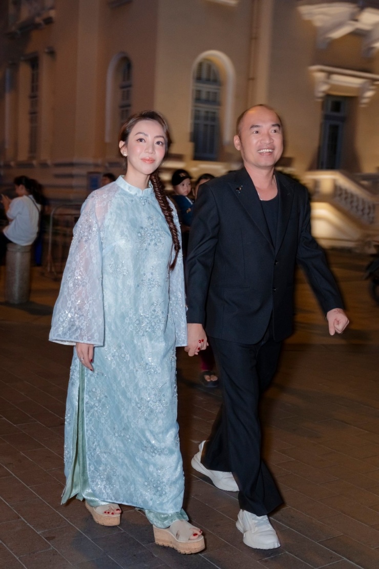 Vợ chồng Thu Trang và Tiến Luật nắm tay nhau tham dự sự kiện liên hoan phim.