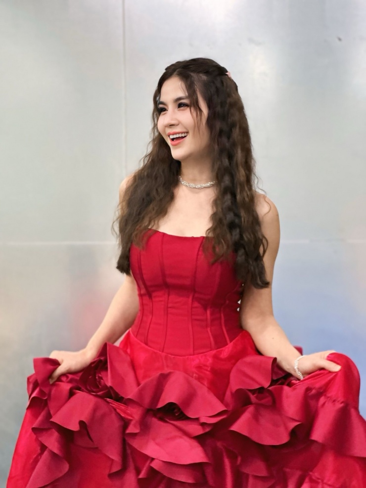 Kha Ly chuẩn bị trang phục biểu diễn trong đêm nhạc thiện nguyện, kêu gọi quyên góp hỗ trợ người dân vùng lũ.