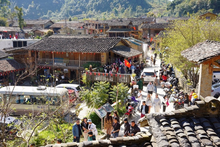 Khách đổ về làng vào trưa ngày 22/11. Ảnh: Hoàng Hiếu