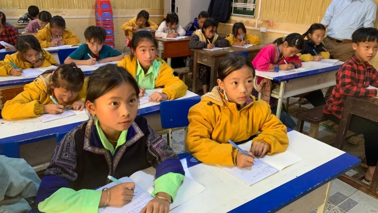 Học sinh Trường Phổ thông dân tộc bán trú Tiểu học và THCS Mồ Dề (Lào Cai) trong một tiết học tiếng AnhẢnh: NGHIÊM HUÊ