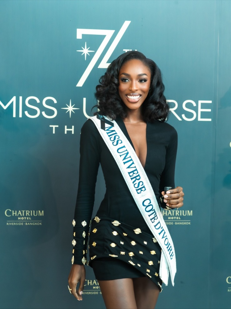 Hình ảnh Olivia Yacé trong các hoạt động chào sân hồi đầu tháng 11. Cô luôn xuất hiện với nụ cười tươi, trang phục tôn dáng.