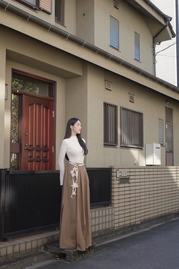 Set đồ mùa thu tông nude đơn giản giúp Thanh Thủy toát lên vẻ đẹp Á đông.