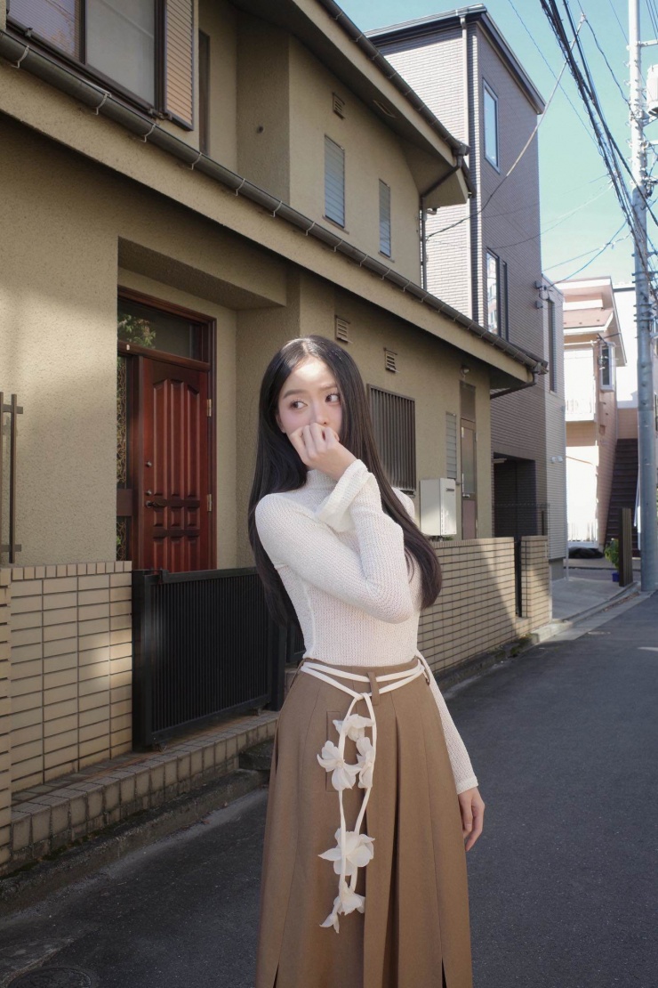 Đằng sau vẻ ngoài rạng rỡ ấy là những bí quyết làm đẹp rất khoa học nhưng lại vô cùng đơn giản và dễ áp dụng. Thanh Thủy không chỉ quan tâm đến việc chăm sóc từ bên ngoài mà còn chú trọng nuôi dưỡng cơ thể từ bên trong, kết hợp với luyện tập đều đặn để duy trì sức khỏe và nhan sắc.