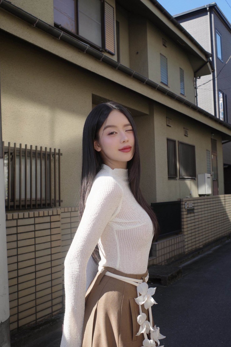 Một trong những bí quyết quan trọng nhất của người đẹp là đắp mặt nạ dưỡng da. Theo Thanh Thủy, việc lựa chọn những loại mặt nạ giàu dưỡng chất, cung cấp độ ẩm và làm dịu da là điều không thể thiếu.