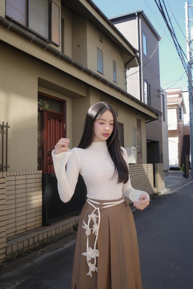 Cô thường đắp mặt nạ từ 2-3 lần mỗi tuần, giúp da luôn mềm mịn, sáng khỏe và tạo cảm giác thư giãn sau những ngày bận rộn. Bước chăm sóc da này không chỉ giúp cải thiện bề mặt da mà còn tăng cường độ đàn hồi và duy trì vẻ rạng rỡ tự nhiên.