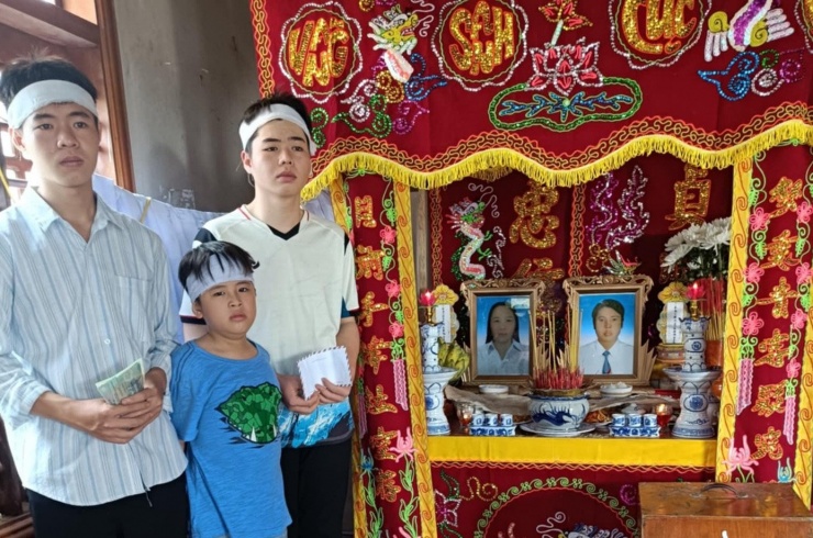 Ba anh em Thịnh, Phú và Khôi trở thành những đứa trẻ mồ côi cha mẹ vì bão lũ - Ảnh: Đ.P