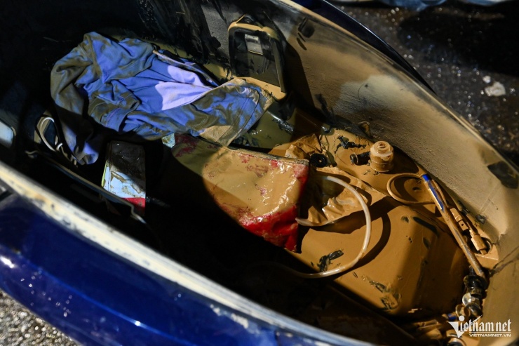 Các xe mang tới đều đã được người dân xịt rửa qua nhưng còn dấu vết sau nhiều ngày bị ngâm bùn đất.