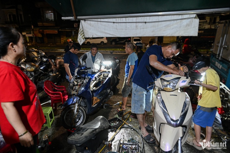 Người dân Nha Trang vật lộn sửa xe máy sau mưa lũ vì ngâm nước nhiều ngày - 1