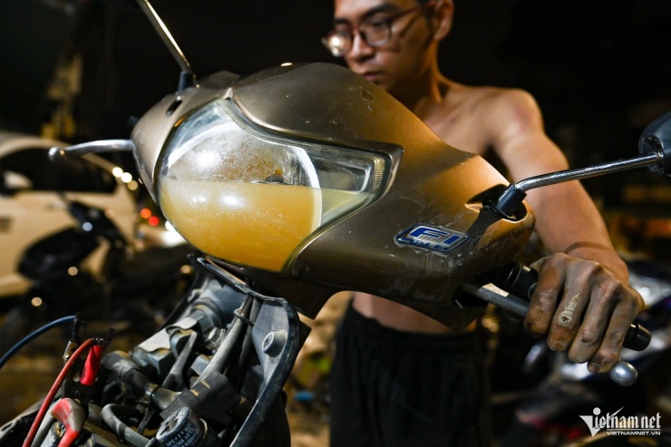 Từ khi mở cửa trở lại, cửa hàng của anh Bình đã tiếp nhận hơn 100 trường hợp. Theo anh, đa phần xe bị hỏng liên quan đến hệ thống xăng do nước ngập tràn vào bình xăng lớn, sau đó lan sang các bộ phận khác như nhớt, ống xả. Cả xe ga lẫn xe số đều bị tình trạng này sau khi ngâm nước thời gian dài.