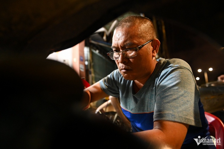 Với 27 năm kinh nghiệm sửa xe, anh Bình cho biết đây là lần đầu tiên chứng kiến cảnh ngập lụt kinh hoàng đến vậy. "Sau khi nước rút, tôi quyết định dọn dẹp sớm nhà cửa và mở lại cửa hàng ngay. Tiệm chỉ có 2 thợ mà lượng xe máy đến chờ sửa đã quá tải. Tôi phải để đồ nghề ra và kêu khách tự sửa nếu biết làm và không lấy tiền", anh Bình chia sẻ.