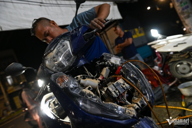 "Sau khi kiểm tra, nếu xe có thể khắc phục, tôi sẽ sửa chữa để tiết kiệm tối đa chi phí. Những xe hư hỏng nặng sẽ được tư vấn thay thế," anh Bình chia sẻ. Chi phí sửa chữa cơ bản hiện là 120.000 đồng/xe ga và 80.000 đồng/xe số, hỗ trợ khách sau thiên tai.