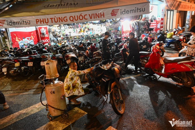 Một tiệm sửa xe khác trên đường Ngô Gia Tự, phường Nha Trang cũng tiếp nhận gần 50 chiếc xe trong buổi chiều và tối. Các lỗi hư hỏng phổ biến gồm hư pô xe, bình xăng con, IC... Theo chủ tiệm, mỗi xe để hoàn thành kiểm tra và sửa chữa mất khoảng 1 giờ. Nếu tình trạng hư hỏng nặng hơn, thời gian sửa chữa sẽ kéo dài hơn nhiều.