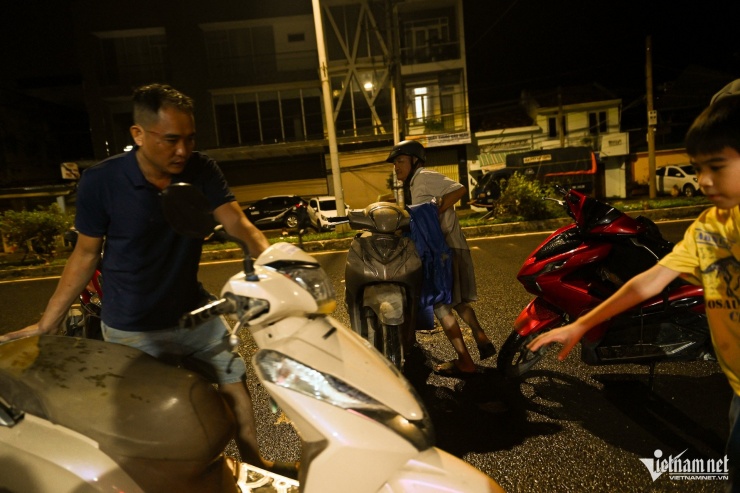 Những chiếc xe liên tục được đẩy đến, anh Bình phải hẹn đến hôm sau.